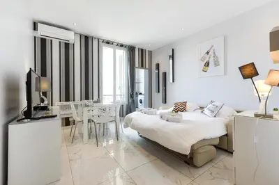 Un ou plusieurs lits dans un hébergement de l'établissement IMOOGROOM - Modern - City Center - AC - 9 min from the Palais