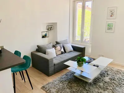 Coin salon dans l'établissement Bright & modern apartment in the heart of Antibes