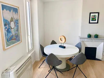 Coin salon dans l'établissement Bright & modern apartment in the heart of Antibes