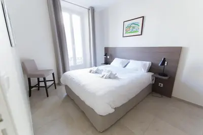 Un ou plusieurs lits dans un hébergement de l'établissement Alceste Apartment - Cannes Banane