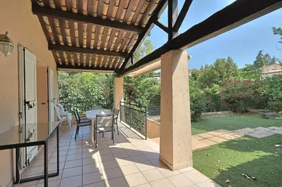 Balcon ou terrasse dans l'établissement Villa climatisée de 195 m2 avec piscine privée