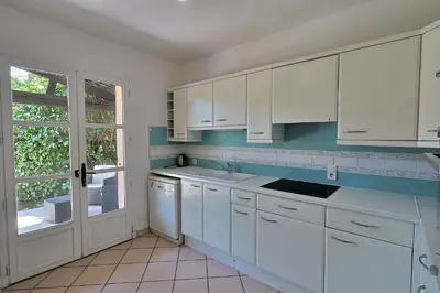 Cuisine ou kitchenette dans l'établissement Villa climatisée de 195 m2 avec piscine privée