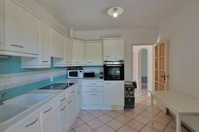 Cuisine ou kitchenette dans l'établissement Villa climatisée de 195 m2 avec piscine privée
