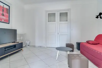 Télévision ou salle de divertissement dans l'établissement IMMOGROOM - Sea View - Balcony - 5 min from the beach - AC - Wifi