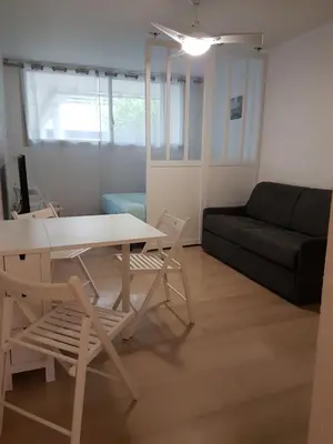 Coin salon dans l'établissement Venus - Climatisé - Marina Baie des Anges