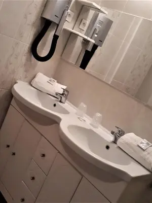 Salle de bains dans l'établissement Hôtel Trianon