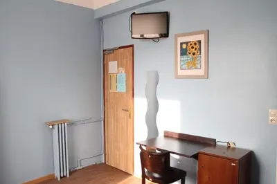 Télévision ou salle de divertissement dans l'établissement Hôtel Trianon