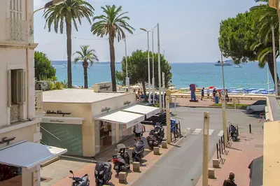 Vue générale sur la mer ou vue sur la mer prise depuis l'appartement