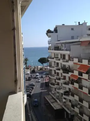 Vue générale sur la mer ou vue sur la mer prise depuis l'appartement