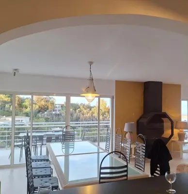 Balcon ou terrasse dans l'établissement Cannes-SuperCannes-GolfeJuan--VILLA ALAMP--Vue mer exceptionnelle méditerranée et Cap d'Antibes--4 à 6 chambres--6 SDB--7 WC--Piscine sans vis à vis--Superbe rooftop panoramique--Terrasses--Cuisine américaine--Grand Living 100m2--Courts séjours possibles-