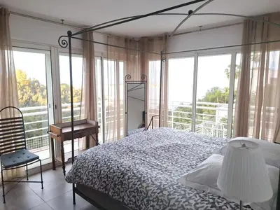 Un ou plusieurs lits dans un hébergement de l'établissement Cannes-SuperCannes-GolfeJuan--VILLA ALAMP--Vue mer exceptionnelle méditerranée et Cap d'Antibes--4 à 6 chambres--6 SDB--7 WC--Piscine sans vis à vis--Superbe rooftop panoramique--Terrasses--Cuisine américaine--Grand Living 100m2--Courts séjours possibles-