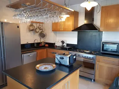 Cuisine ou kitchenette dans l'établissement Cannes-SuperCannes-GolfeJuan--VILLA ALAMP--Vue mer exceptionnelle méditerranée et Cap d'Antibes--4 à 6 chambres--6 SDB--7 WC--Piscine sans vis à vis--Superbe rooftop panoramique--Terrasses--Cuisine américaine--Grand Living 100m2--Courts séjours possibles-