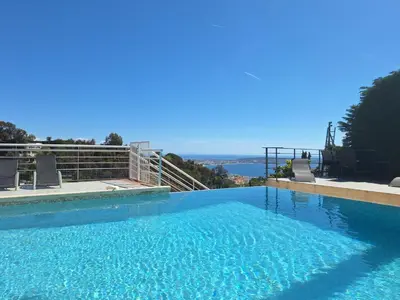 Piscine de l'établissement Cannes-SuperCannes-GolfeJuan--VILLA ALAMP--Vue mer exceptionnelle méditerranée et Cap d'Antibes--4 à 6 chambres--6 SDB--7 WC--Piscine sans vis à vis--Superbe rooftop panoramique--Terrasses--Cuisine américaine--Grand Living 100m2--Courts séjours possibles- ou située à proximité