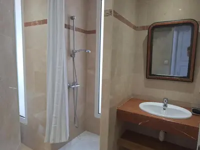 Salle de bains dans l'établissement Cannes-SuperCannes-GolfeJuan--VILLA ALAMP--Vue mer exceptionnelle méditerranée et Cap d'Antibes--4 à 6 chambres--6 SDB--7 WC--Piscine sans vis à vis--Superbe rooftop panoramique--Terrasses--Cuisine américaine--Grand Living 100m2--Courts séjours possibles-