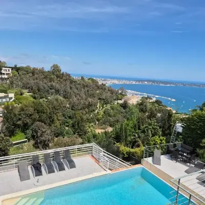 Cannes-SuperCannes-GolfeJuan--VILLA ALAMP--Vue mer exceptionnelle méditerranée et Cap d'Antibes--4 à 6 chambres--6 SDB--7 WC--Piscine sans vis à vis--Superbe rooftop panoramique--Terrasses--Cuisine américaine--Grand Living 100m2--Courts séjours possibles-