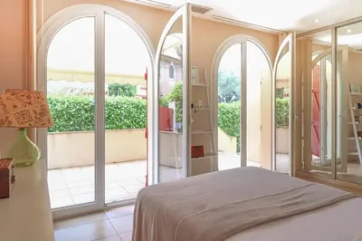 Un ou plusieurs lits dans un hébergement de l'établissement Charming Villa with Jacuzzi at 200m from beaches