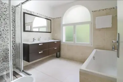 Salle de bains dans l'établissement Charming Villa with Jacuzzi at 200m from beaches