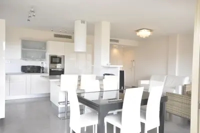 Cuisine ou kitchenette dans l'établissement SPLENDIDE 3 PIECES VUE MER