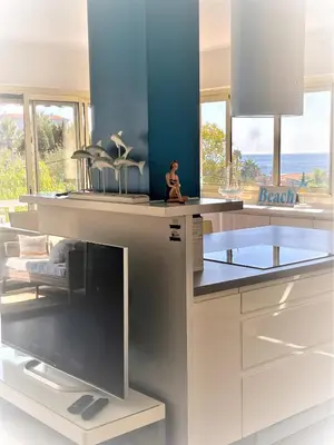 Cuisine ou kitchenette dans l'établissement SPLENDIDE 3 PIECES VUE MER