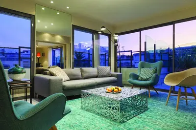Coin salon dans l'établissement Nehô Suites Cannes Croisette