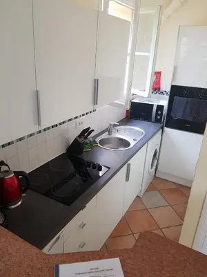 Cuisine ou kitchenette dans l'établissement Le Pin Doré