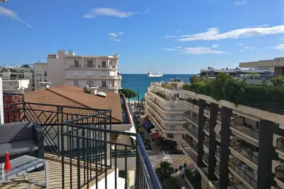 Vue générale sur la mer ou vue sur la mer prise depuis l'appartement