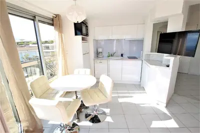 Cuisine ou kitchenette dans l'établissement Studio dernier étage avec terrasse sur splendide vue mer