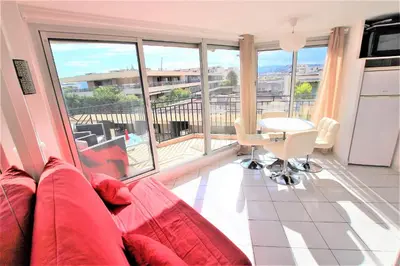 Cuisine ou kitchenette dans l'établissement Studio dernier étage avec terrasse sur splendide vue mer