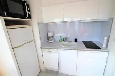 Cuisine ou kitchenette dans l'établissement Studio dernier étage avec terrasse sur splendide vue mer