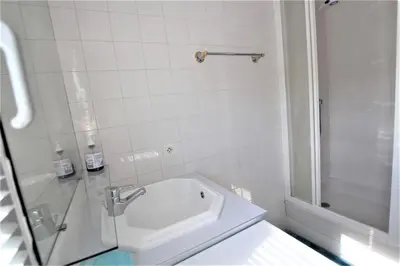 Salle de bains dans l'établissement Studio dernier étage avec terrasse sur splendide vue mer