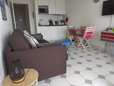 Cuisine ou kitchenette dans l'établissement appartement Terrasse magnifique vue mer et yachts