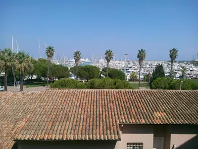Vue générale sur Antibes ou vue de la ville depuis l'appartement