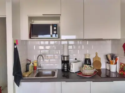 Cuisine ou kitchenette dans l'établissement appartement Terrasse magnifique vue mer et yachts