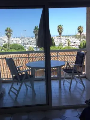Balcon ou terrasse dans l'établissement appartement Terrasse magnifique vue mer et yachts
