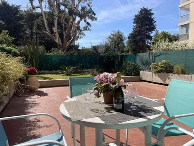 Jardin de l'établissement Appartement avec Piscine & Tennis, Terrasse ensoleillée, Garage privé - Antibes - FR-1-252-126