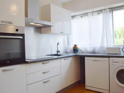 Cuisine ou kitchenette dans l'établissement Appartement avec Piscine & Tennis, Terrasse ensoleillée, Garage privé - Antibes - FR-1-252-126