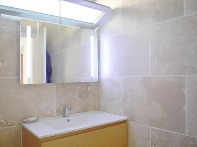 Salle de bains dans l'établissement Appartement avec Piscine & Tennis, Terrasse ensoleillée, Garage privé - Antibes - FR-1-252-126