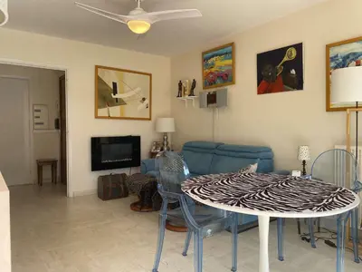 Télévision ou salle de divertissement dans l'établissement Appartement avec Piscine & Tennis, Terrasse ensoleillée, Garage privé - Antibes - FR-1-252-126