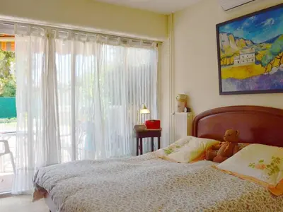 Un ou plusieurs lits dans un hébergement de l'établissement Appartement avec Piscine & Tennis, Terrasse ensoleillée, Garage privé - Antibes - FR-1-252-126