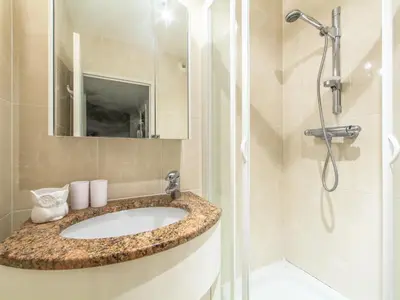 Salle de bains dans l'établissement Apartment Cristal Croisette-1 by Interhome