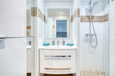 Salle de bains dans l'établissement Le Marignan