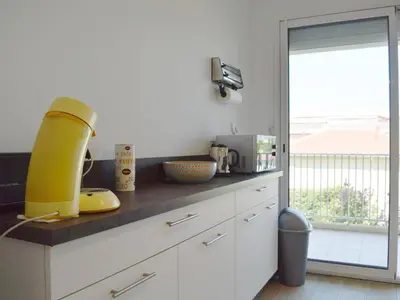 Cuisine ou kitchenette dans l'établissement Charmant T2 à Antibes avec balcon, proche plage - FR-1-252-129