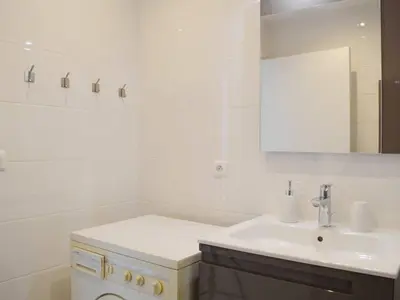 Salle de bains dans l'établissement Charmant T2 à Antibes avec balcon, proche plage - FR-1-252-129