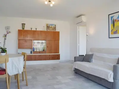 Coin salon dans l'établissement Charmant T2 à Antibes avec balcon, proche plage - FR-1-252-129