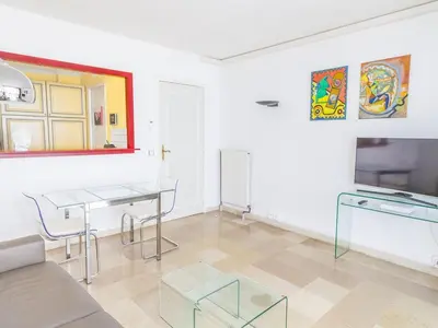 Télévision ou salle de divertissement dans l'établissement Lovely One bedroom Martinez Cannes