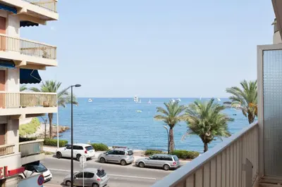 Vue générale sur la mer ou vue sur la mer prise depuis l'appartement