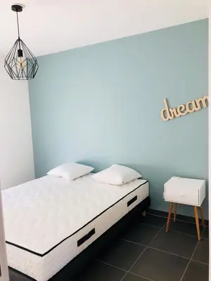 Un ou plusieurs lits dans un hébergement de l'établissement Appt moderne Vieil Antibes 3 pièc