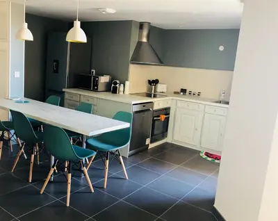 Cuisine ou kitchenette dans l'établissement Appt moderne Vieil Antibes 3 pièc