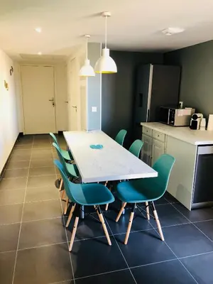 Cuisine ou kitchenette dans l'établissement Appt moderne Vieil Antibes 3 pièc