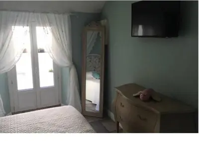 Télévision ou salle de divertissement dans l'établissement Winter Palace Cannes